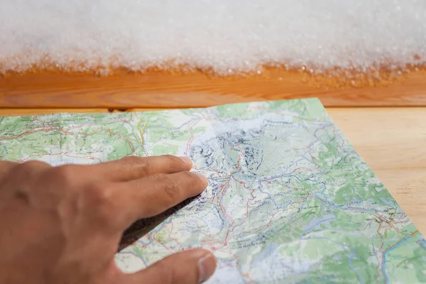 Ein Trekker Überprüft Während Seiner Reise Eine Landkarte — Stockfoto