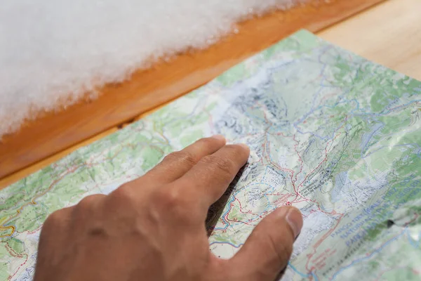 Ein Trekker Überprüft Während Seiner Reise Eine Landkarte — Stockfoto