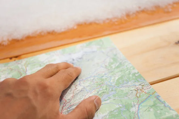 Escursionista Che Controlla Una Mappa Durante Suo Viaggio — Foto Stock