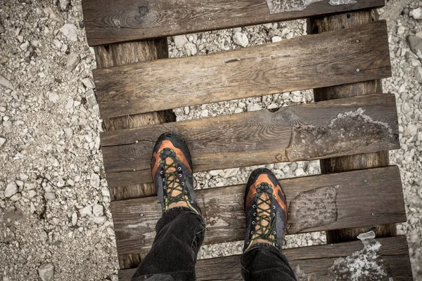 Ein Trekker Der Lange Über Eine Kleine Holzbrücke Geht — Stockfoto