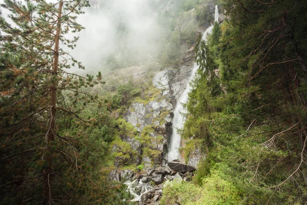 Vattenfall Bland Den Dimmiga Skogen Italien — Stockfoto