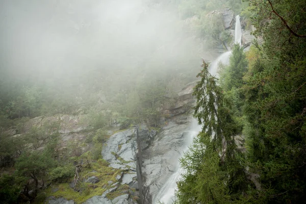 Wasserfall Nebligen Wald Italien — Stockfoto
