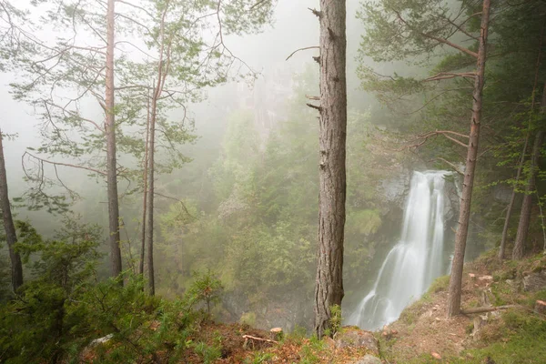 Vattenfall Bland Den Dimmiga Skogen Italien — Stockfoto