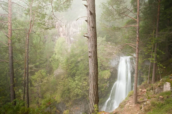 Vattenfall Bland Den Dimmiga Skogen Italien — Stockfoto