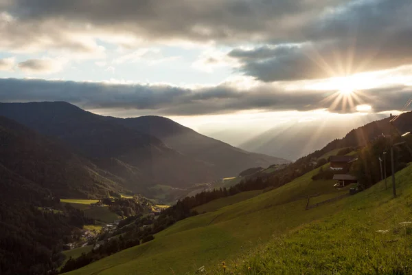 Małe Włoskie Miasteczko Górskie Magdaleny Val Funes Zachodzie Słońca — Zdjęcie stockowe