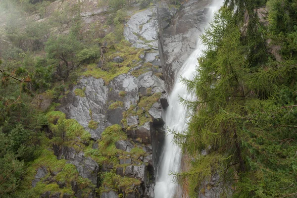 Waterval Midden Van Het Mistige Bos Italië — Stockfoto