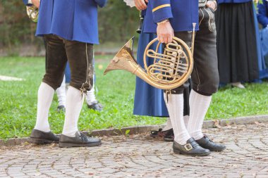 Val Isarco 'daki yerel bir sonbahar kutlamasında tipik kostümlü müzisyen. )