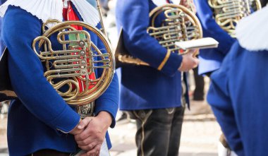 Val Isarco 'daki yerel bir sonbahar kutlamasında tipik kostümlü müzisyen. )