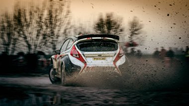 Çakıl çamurlu yolda araba ralli