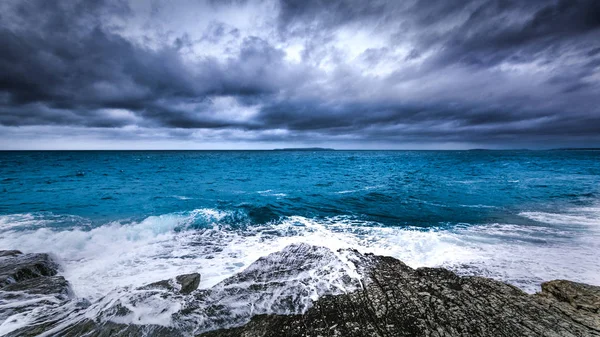 Büyük vawes Mali Losinj Hırvatistan ile Adriyatik Denizi davranırken görmek fırtınayı