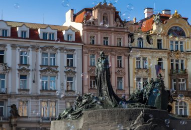 Mimari ve Prag eski şehir Meydanı üzerinde Jan Hus Anıtı