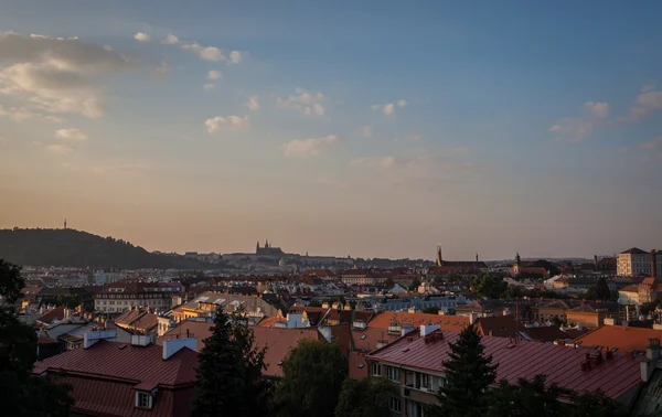 Vista de la ciudad de Praga desde la colina Vysehrad al atardecer — Foto de Stock