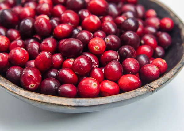 Verse cranberries in houten kom — Stockfoto