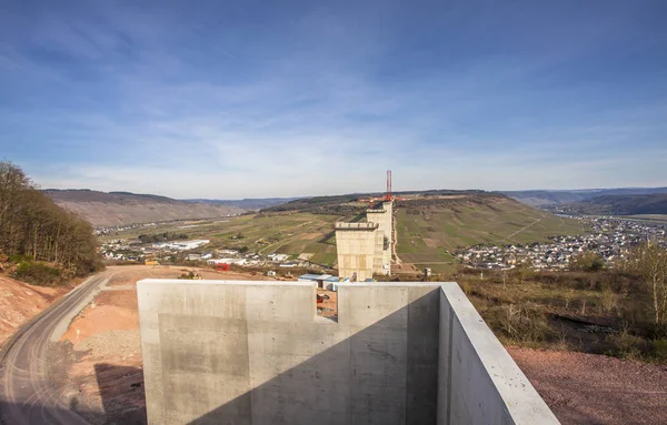 Vista lateral de la construcción del puente del Mosela alto sobre el vall del Mosela — Foto de Stock