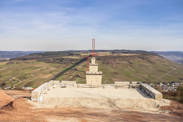 Vista lateral de la construcción del puente del Mosela alto sobre el vall del Mosela — Foto de Stock