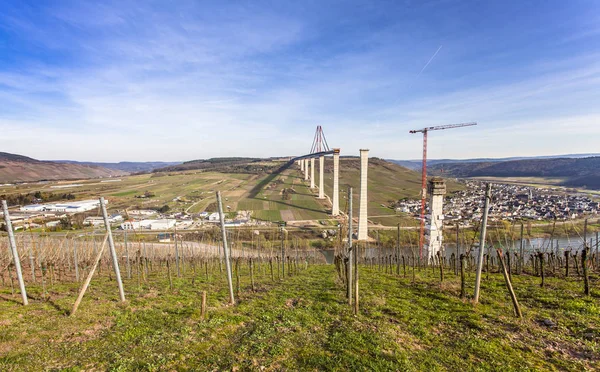 Vista lateral de la construcción del puente del Mosela alto sobre el vall del Mosela — Foto de Stock
