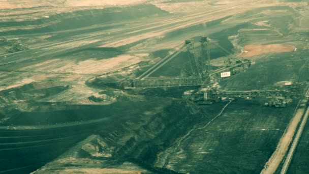 Excavatrice géante creusée dans une mine de lignite à ciel ouvert inden — Video