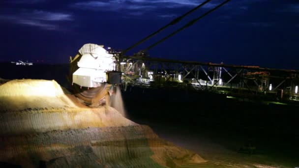 Угольная шахта Гигантская шахта экскаватора ночью — стоковое видео