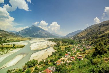 Nehri Vadisi ve dağlar manzara Arnavutluk Tepelena 