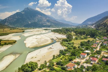Nehri Vadisi ve dağlar manzara Arnavutluk Tepelena 