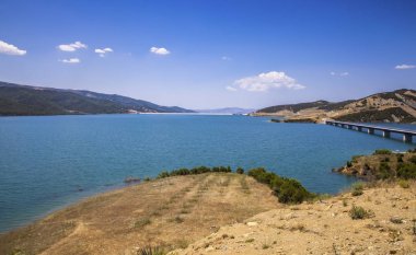 Su Reservoire Gölü Landscaoe bölge Gramsh Albanien 