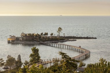 Arnavutluk Kavaje sahilinde küçük ada deniz manzarası 