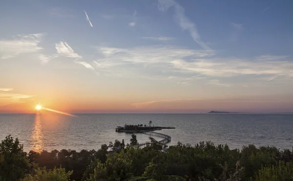 Západ slunce krajina s malý ostrov u pobřeží Albánie Kavaje — Stock fotografie