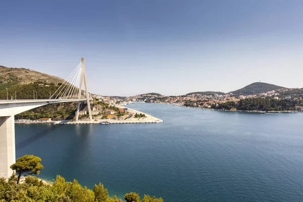 Dubrovnik Körfezi ve köprü deniz manzarası Hırvatistan sahil 