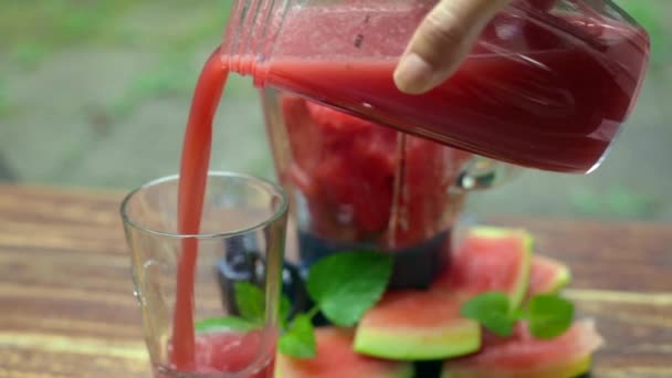 Verter suco de melancia em vidro e liquidificador — Vídeo de Stock