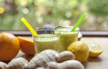 zencefil Sağlıklı Smoothies güç - iç üzerinde gün ışığı vurdu.