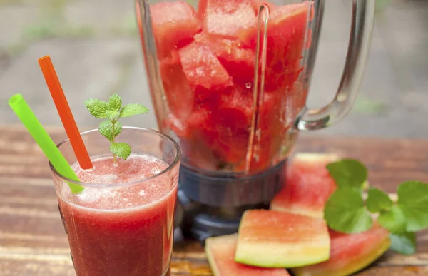 saf karpuz suyu bardak ve Shaker gün ışığı üzerinde 