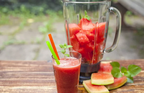 saf karpuz suyu bardak ve Shaker gün ışığı üzerinde 