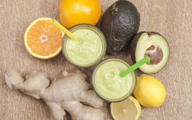 zencefil-avokado sağlıklı güç-içki smoothies malzemeler vurdu.
