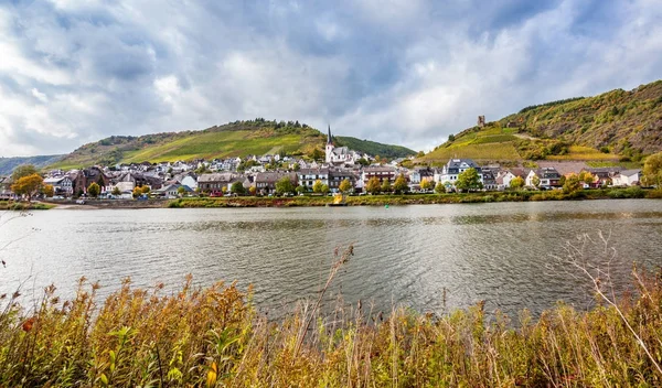 酒村庄在河摩泽尔河莱茵 Pfalz Germa Klotten — 图库照片