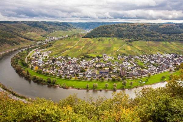 Paisaje del Mosela y el pueblo vinícola Ernst Rheinland Pfalz Ge — Foto de Stock