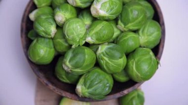 Ahşap kase izole dönen içinde Brüksel lahanası 