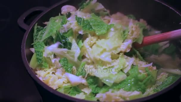 Savooikool koken in de pan op het fornuis top — Stockvideo