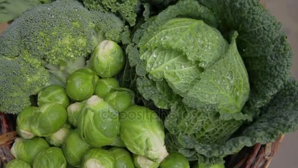 Various green cabbages in basked rotating on daylight — Stock Video