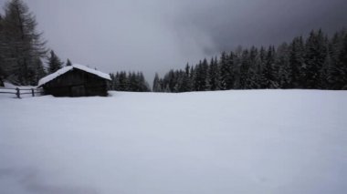 Kar manzara kasvetli kış hava Güney Tirol içinde sis bulutu koyulaştırır