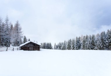 kar manzara ve ahşap kabin kış arka plan 