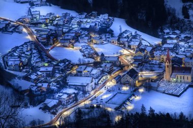 Top bu karlı Köyü luesen valley adlı gece Güney tirol üzerinde göster