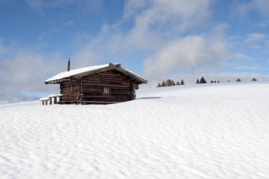Güney tirol kar manzara ve ahşap kabin 