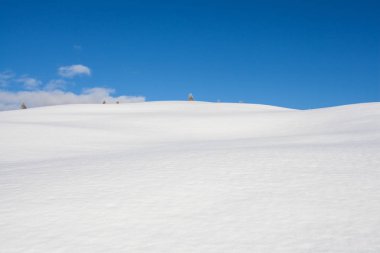 Kış arka plan kar ve mavi gökyüzü manzara Güney tirol Ita içinde