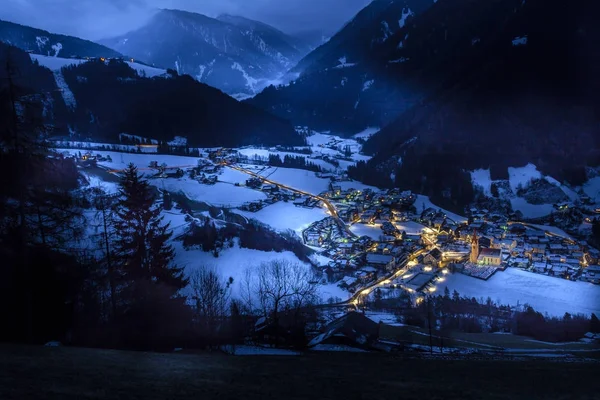 Vista superior sobre neve aldeia luesen vale à noite tirol sul Ele — Fotografia de Stock