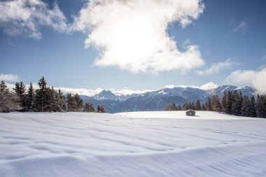 kar dağlar Peyzaj ve Güney tirol kış trav mavi gökyüzünde