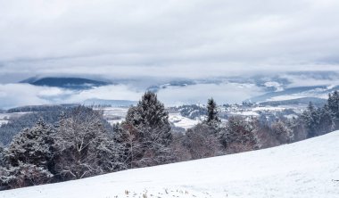 Top görünümünde karlı Köyü luesen Vadisi Güney tirol İtalya