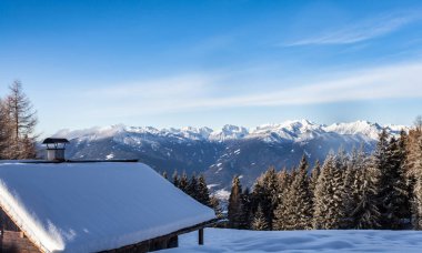 Güney tirol kar dağlar Peyzaj ve ahşap kabin kış trav