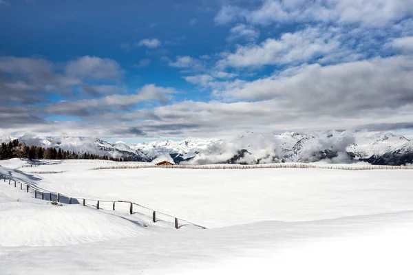 Montagne di neve e cielo azzurro in Alto Adige viaggi invernali terre — Foto Stock