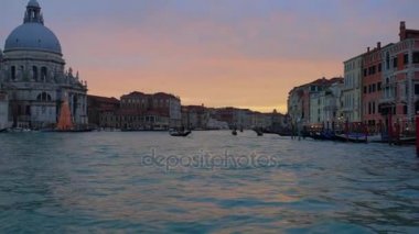 Venedik İtalya 09 Jan 2018: su tekne seyahat üzerinden Grand Canal ve günbatımı Venedik Mimarlık binaların görünümü görüntüleri tekne gezisine. Venezia Canal Grande Seyahat İtalya
