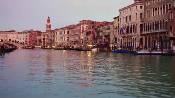 威尼斯意大利 2018年1月09日 在大运河和日落威尼斯建筑大厦的素材小船游览从小船在水的看法 威尼斯运河大旅游意大利 — 图库视频影像